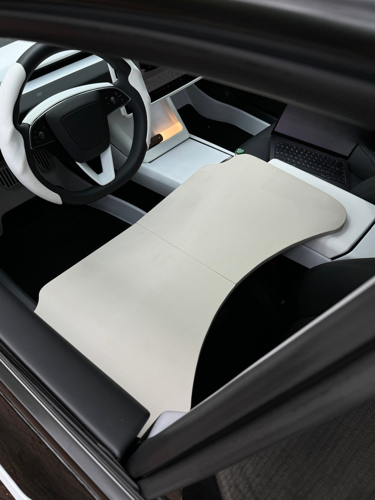 Table pliante pour Tesla — photo 2