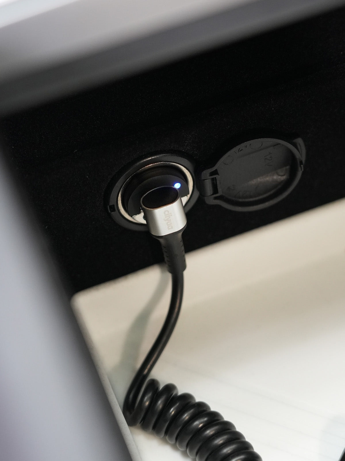 Câble USB-C spiralé coudé pour Tesla — photo 5