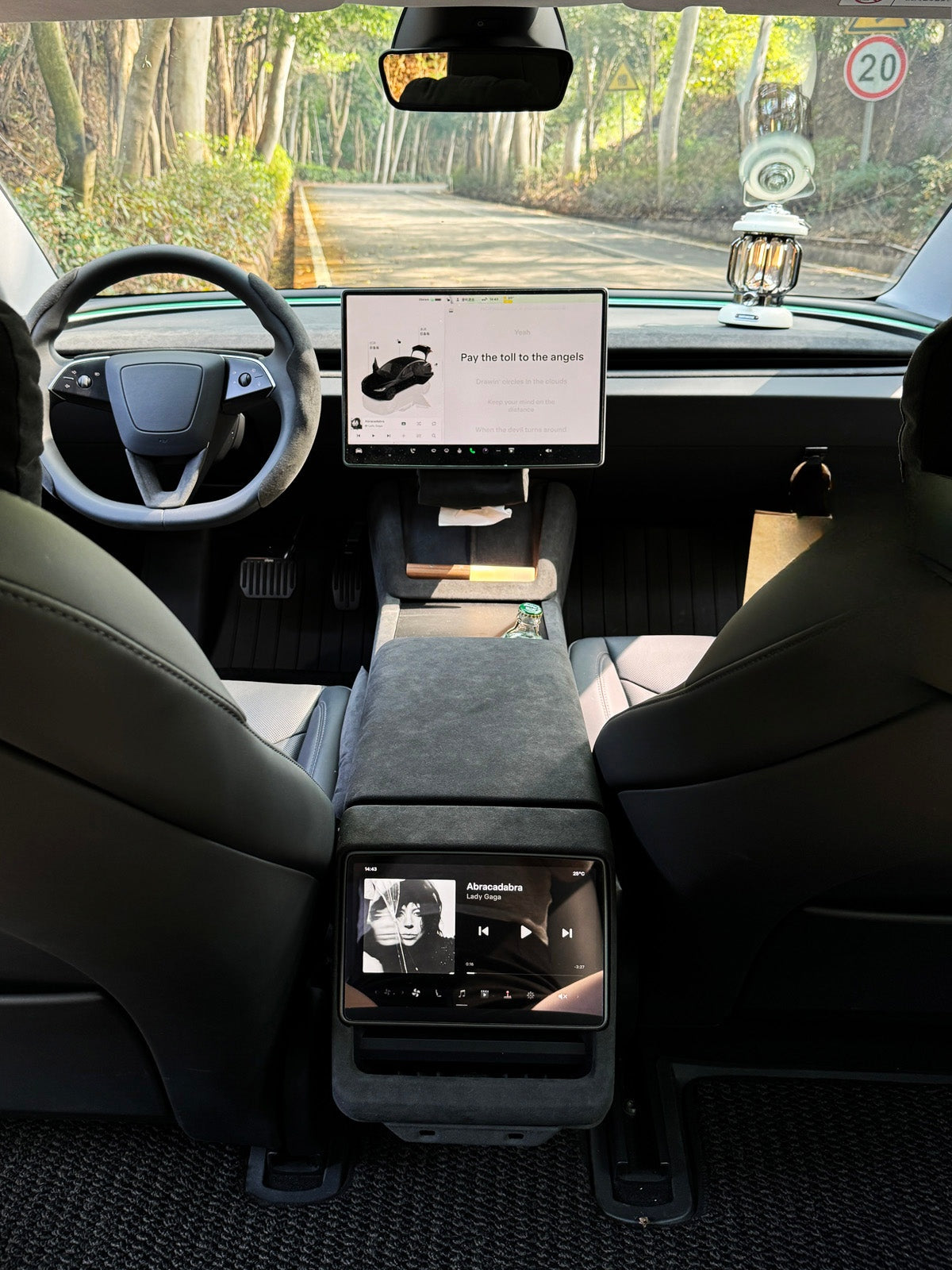 Cadre de charge à induction alcantara pour Tesla Model 3 et Y (2024+) — photo 6