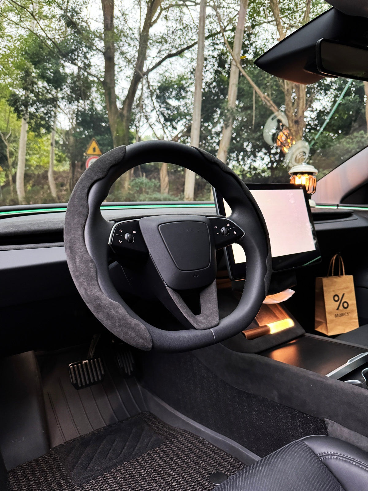 Insert V de volant alcantara pour Tesla Model 3 et Y (2024+) — photo 6