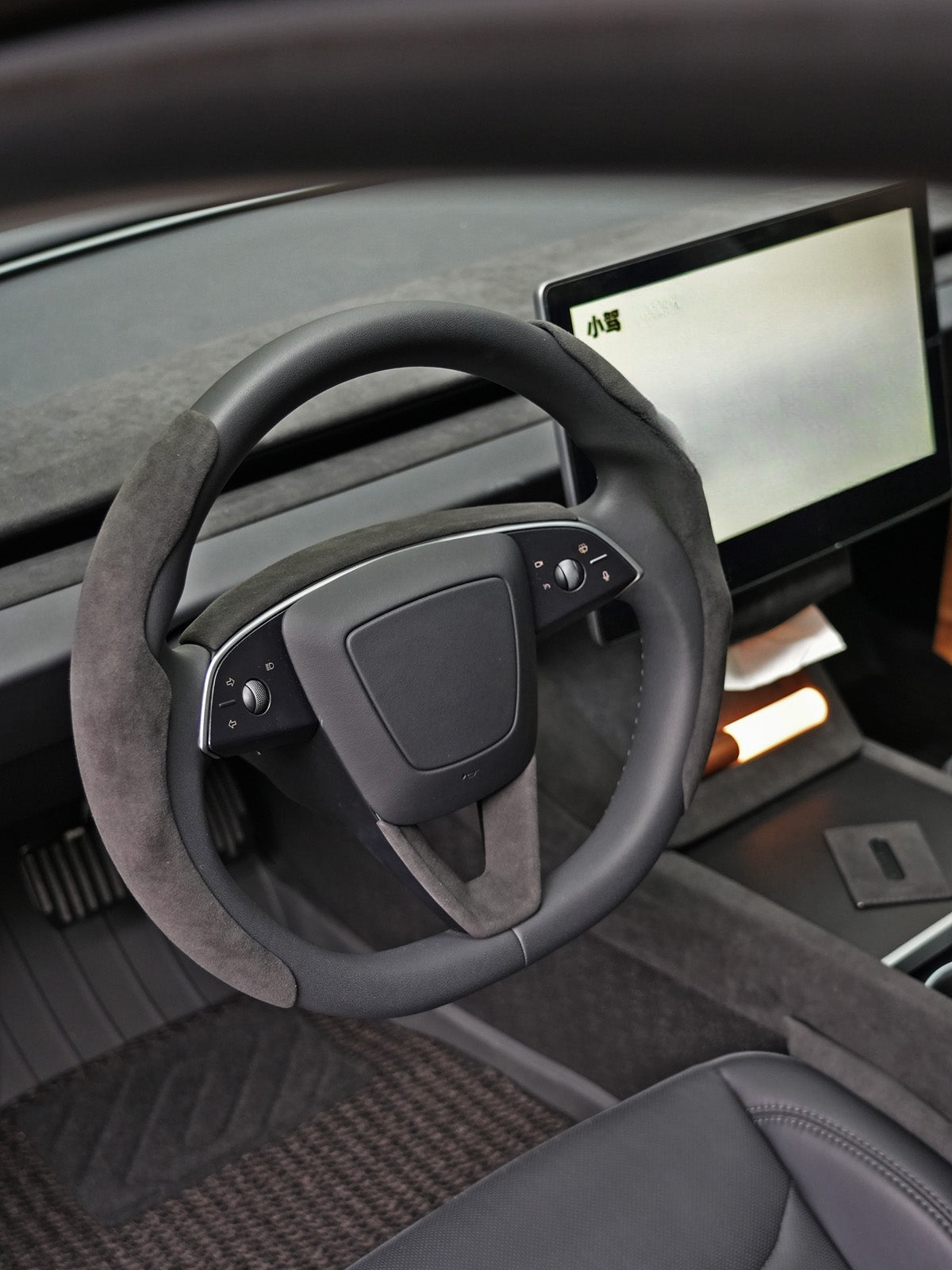 Arc supérieur de volant alcantara pour Tesla Model 3 et Y (2024+) — photo 5