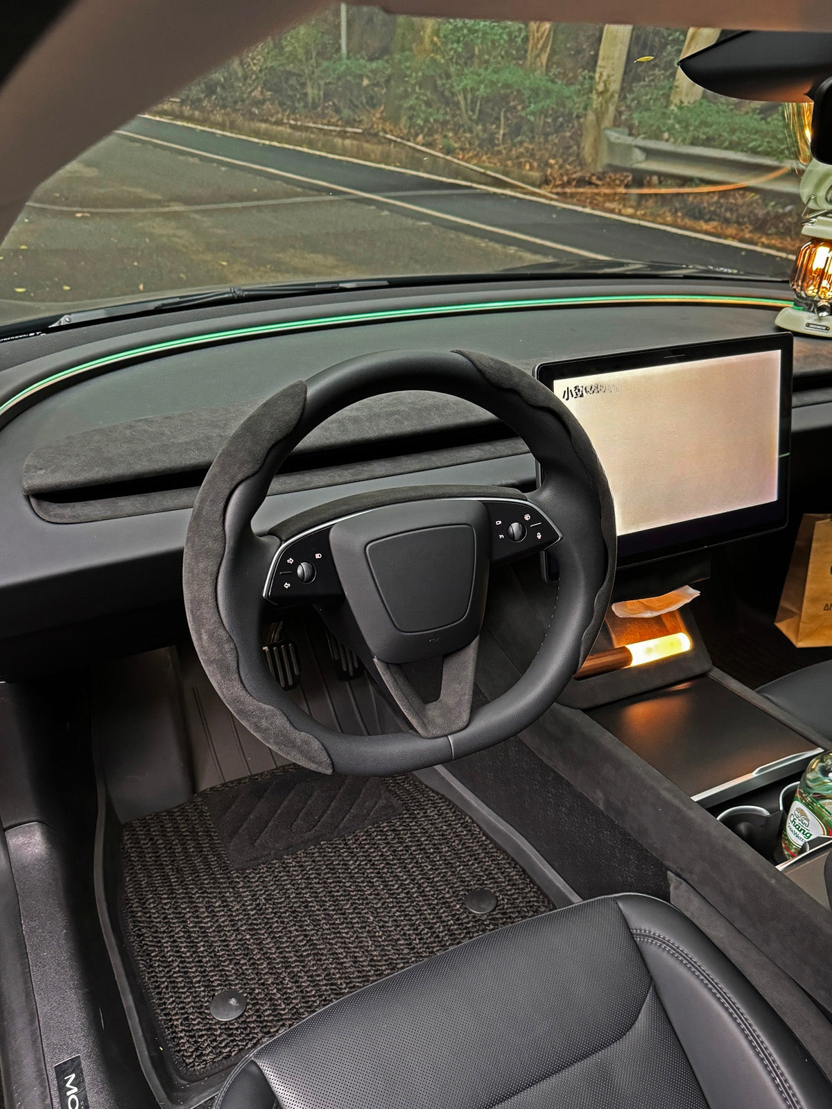 Arc supérieur de volant alcantara pour Tesla Model 3 et Y (2024+) — photo 7