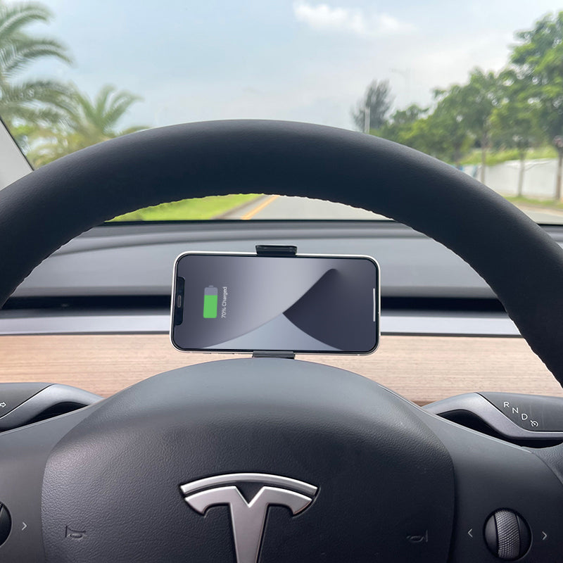 Chargeur sans fil derrière le volant Tesla — visuel 2