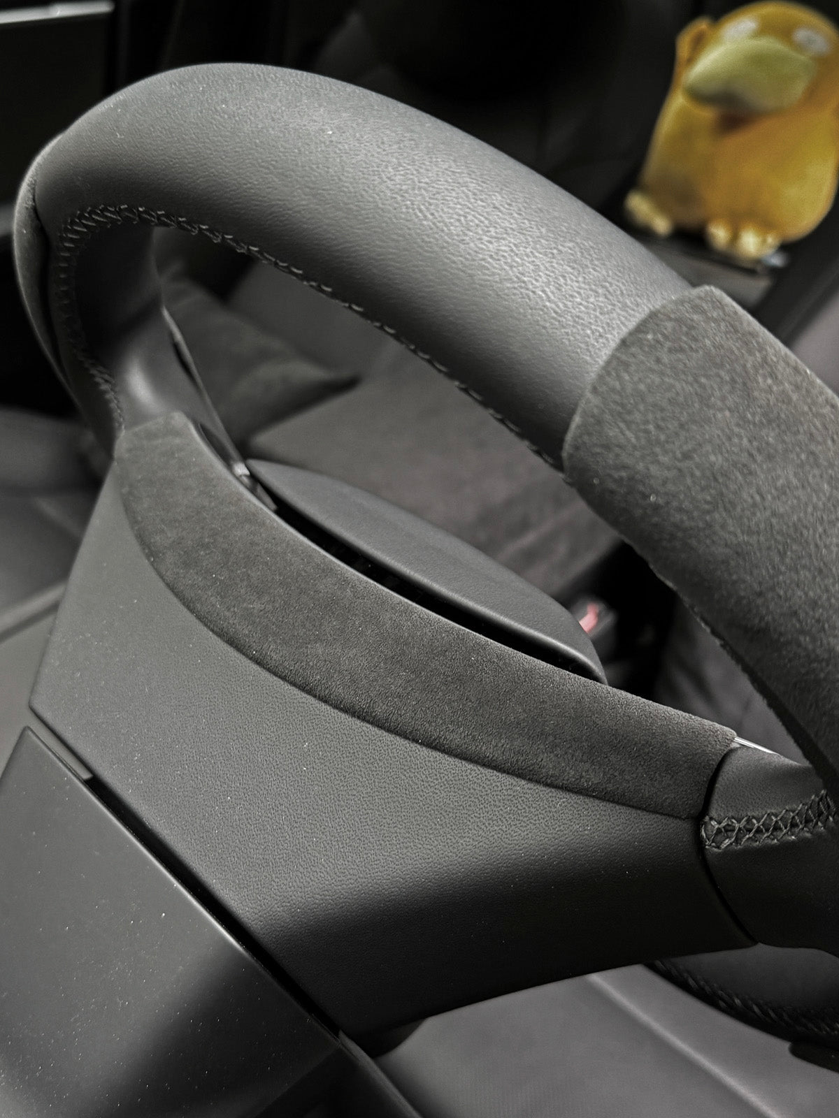 Arc supérieur de volant alcantara pour Tesla Model 3 et Y (2024+) — photo 2