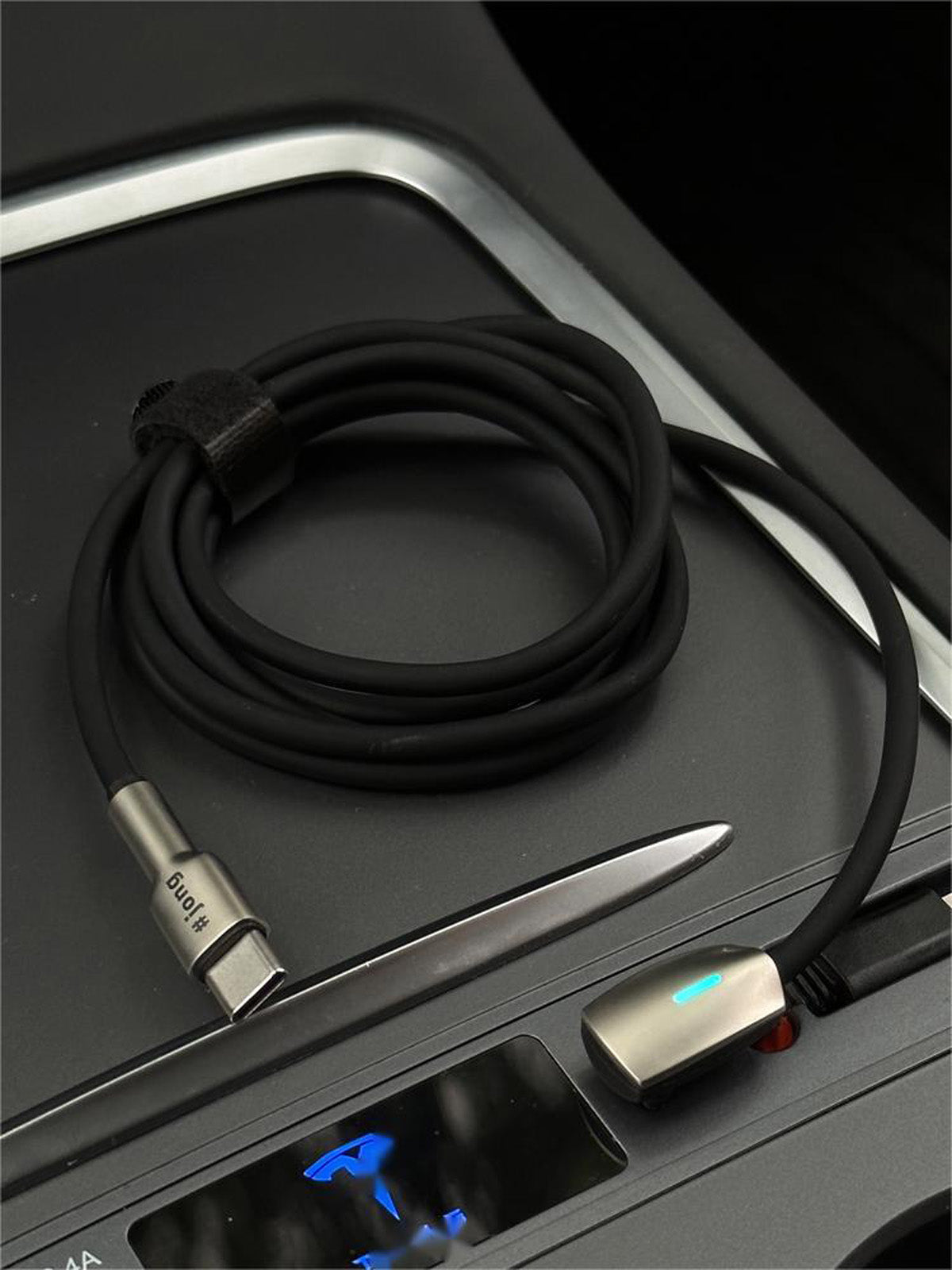 Câble USB-C souple coudé pour Tesla — photo 3