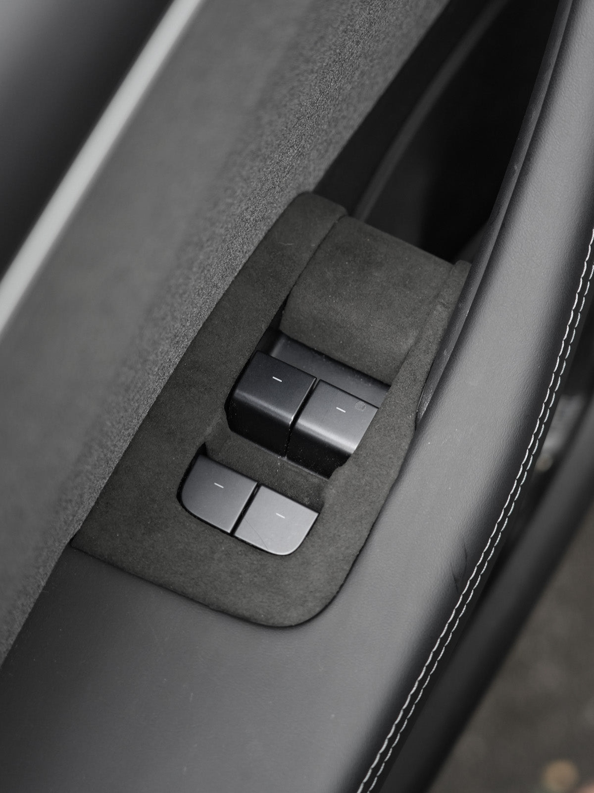 Caches boutons de vitres alcantara pour Tesla Model 3 et Y (2024+)