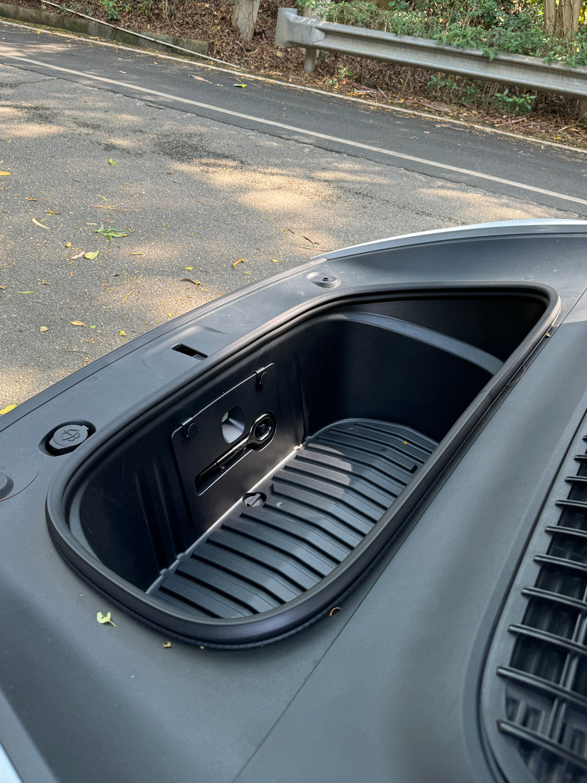 Crochet de coffre avant pour Tesla Model Y (2020-2026) — photo 2