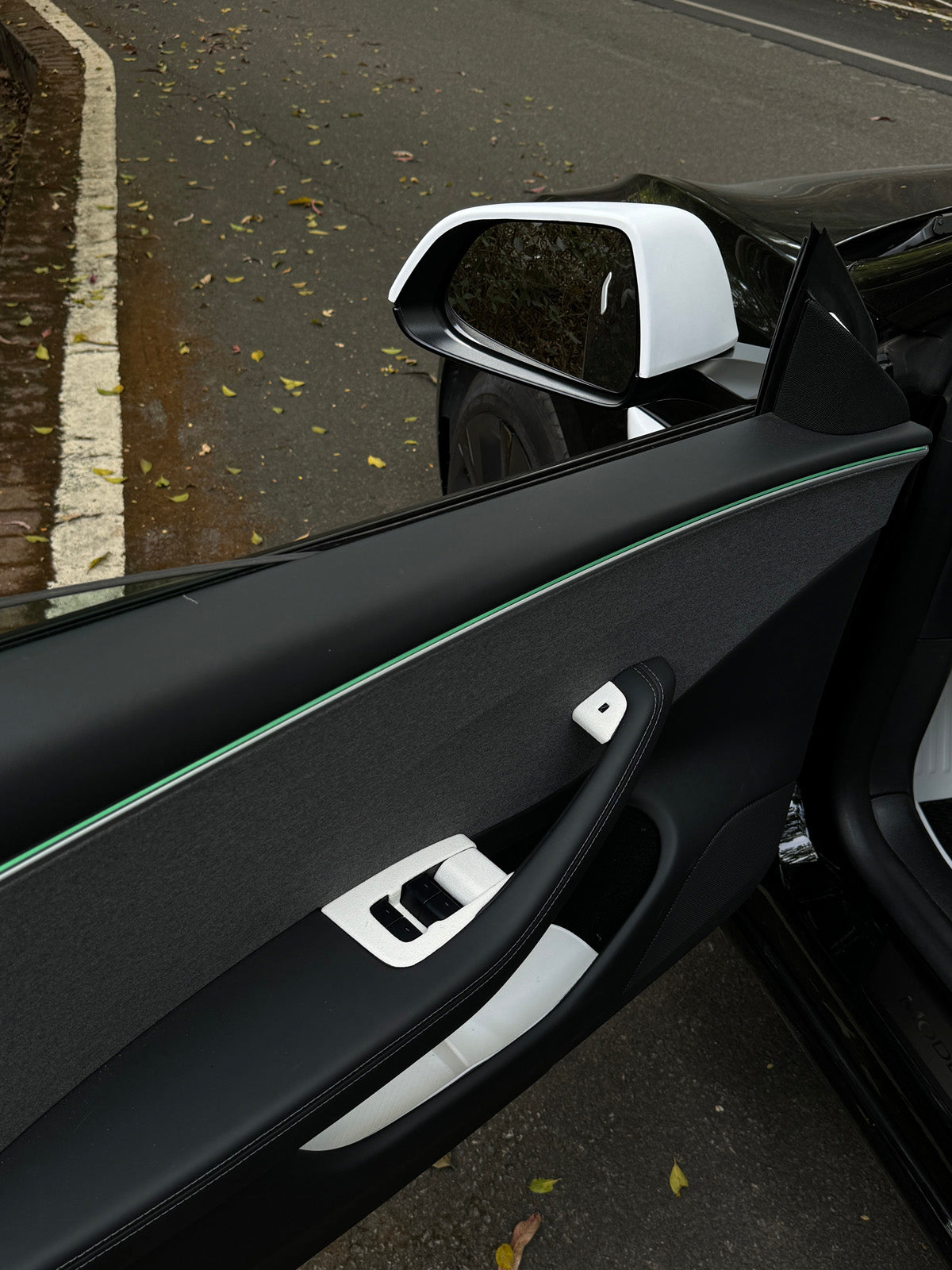 Caches boutons de vitres suède pour Tesla Model 3 et Y (2024+) — photo 2