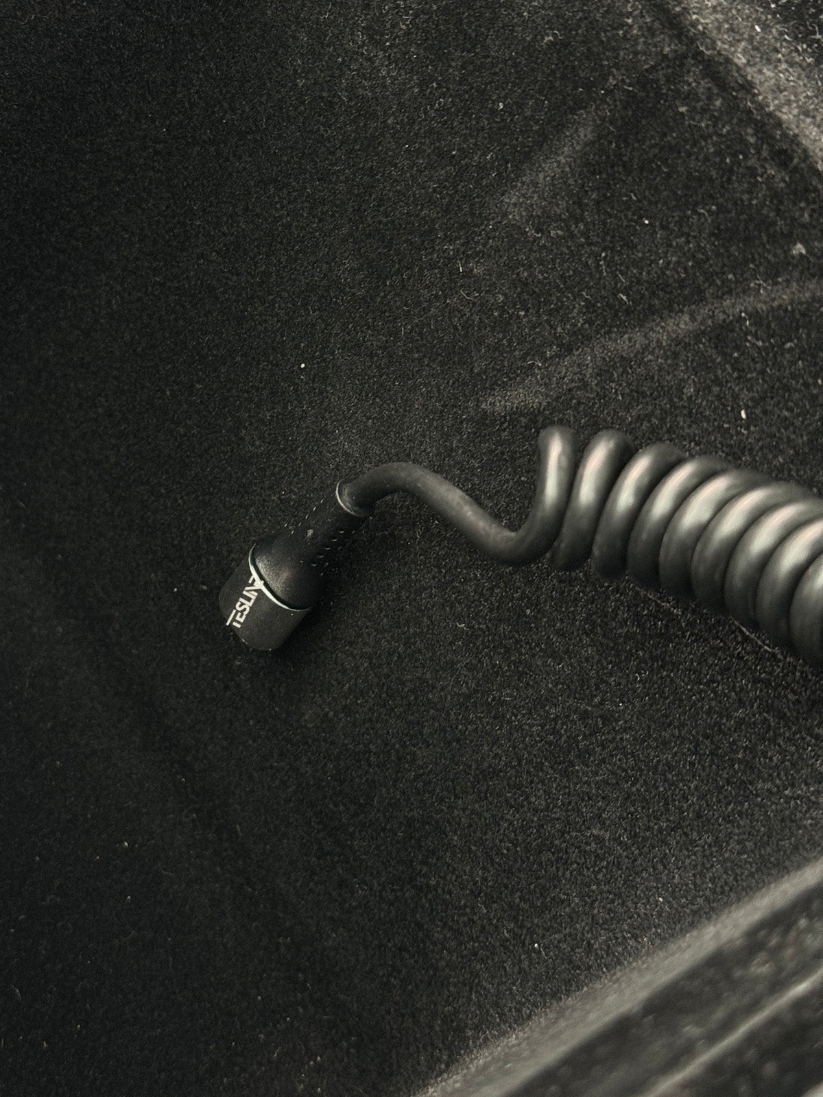 Câble USB-C spiralé coudé pour Tesla
