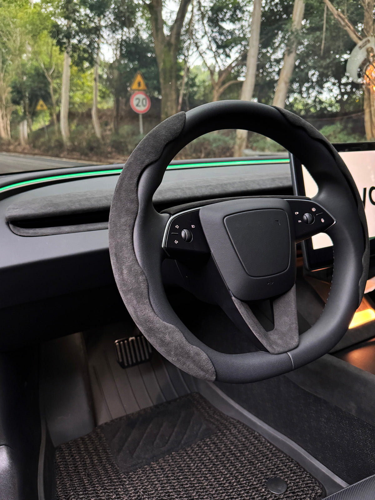 Insert V de volant alcantara pour Tesla Model 3 et Y (2024+) — photo 3