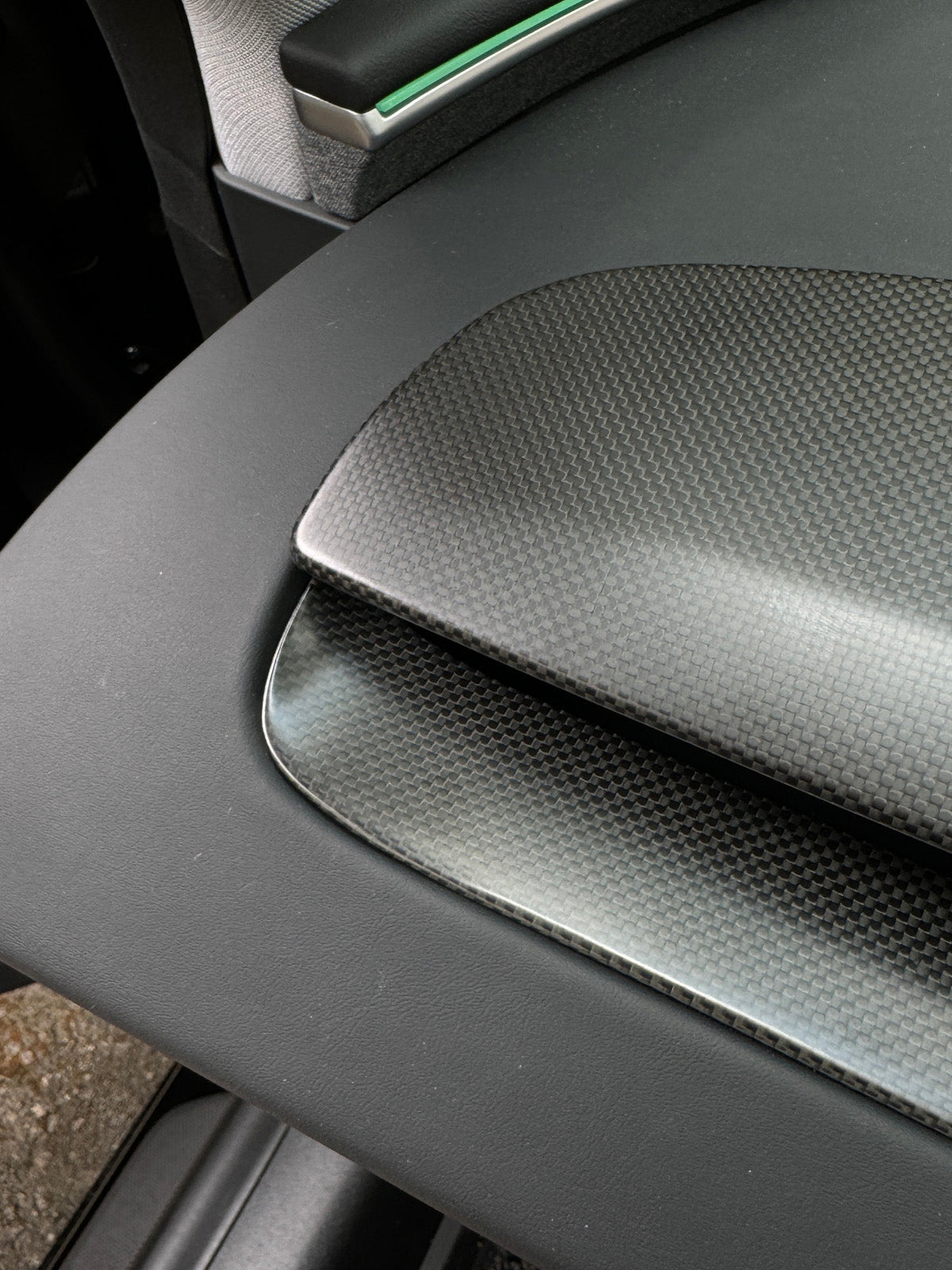 Baguettes d'aérateurs carbone pour Tesla Model 3 et Y (2024+) — photo 3