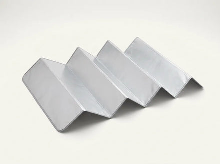 Pare-soleil pliable en accordéon, toile argentée réfléchissante dépliée sur fond neutre