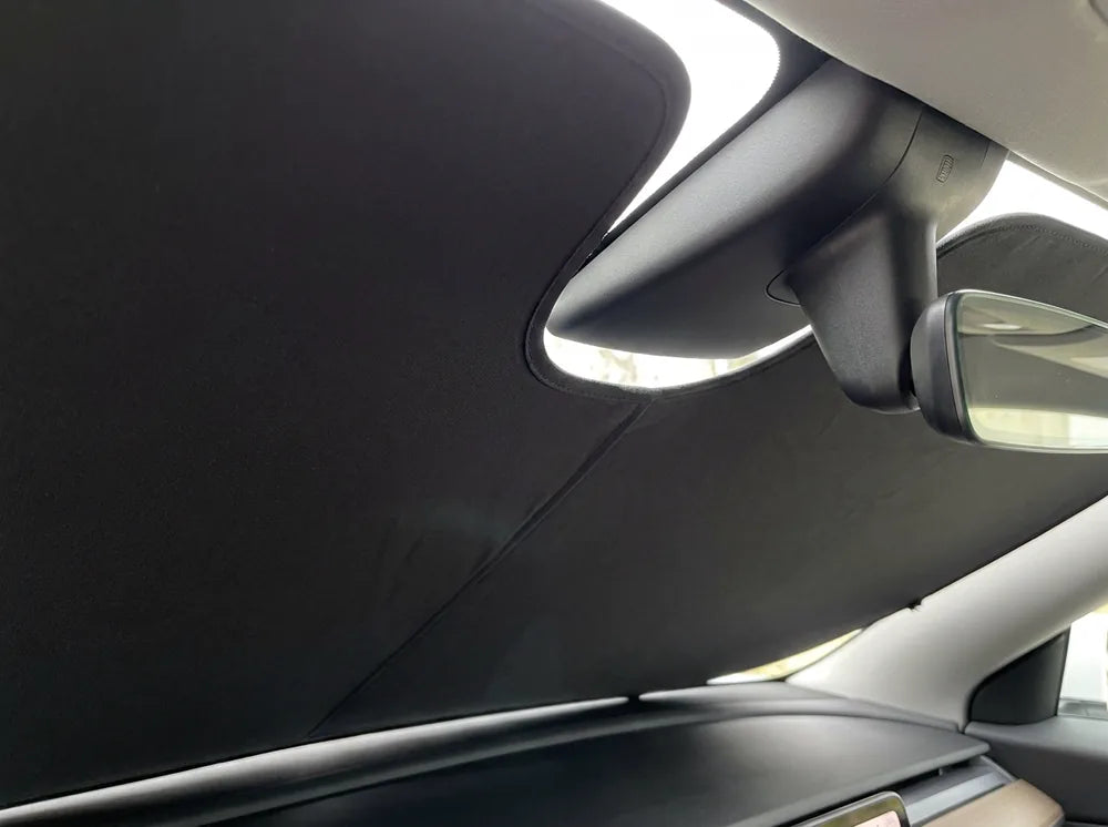 Encoche semi-circulaire de la toile contournant le pied du rétroviseur intérieur
