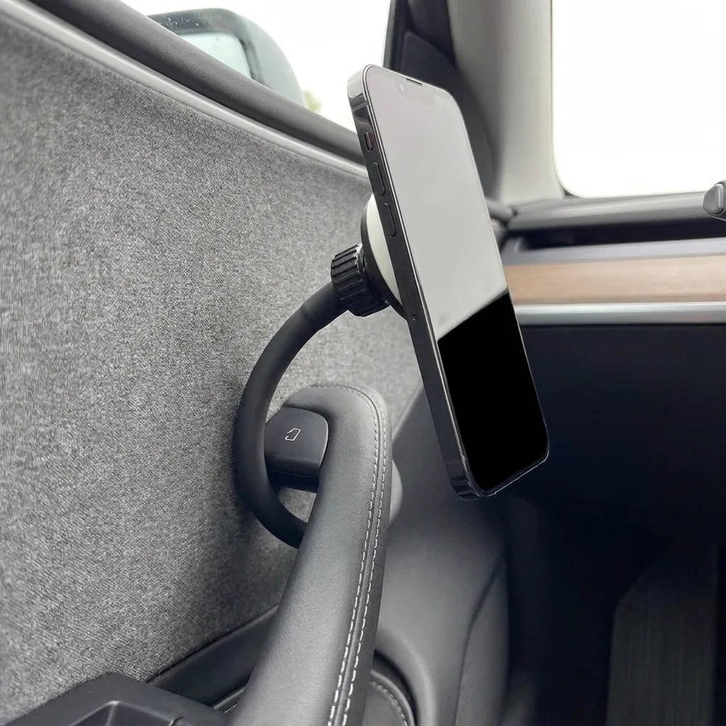Tête magnétique du support téléphone Tesla pivotée vers le passager