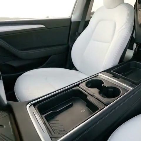 Bac de console posé dans une Tesla Model Y