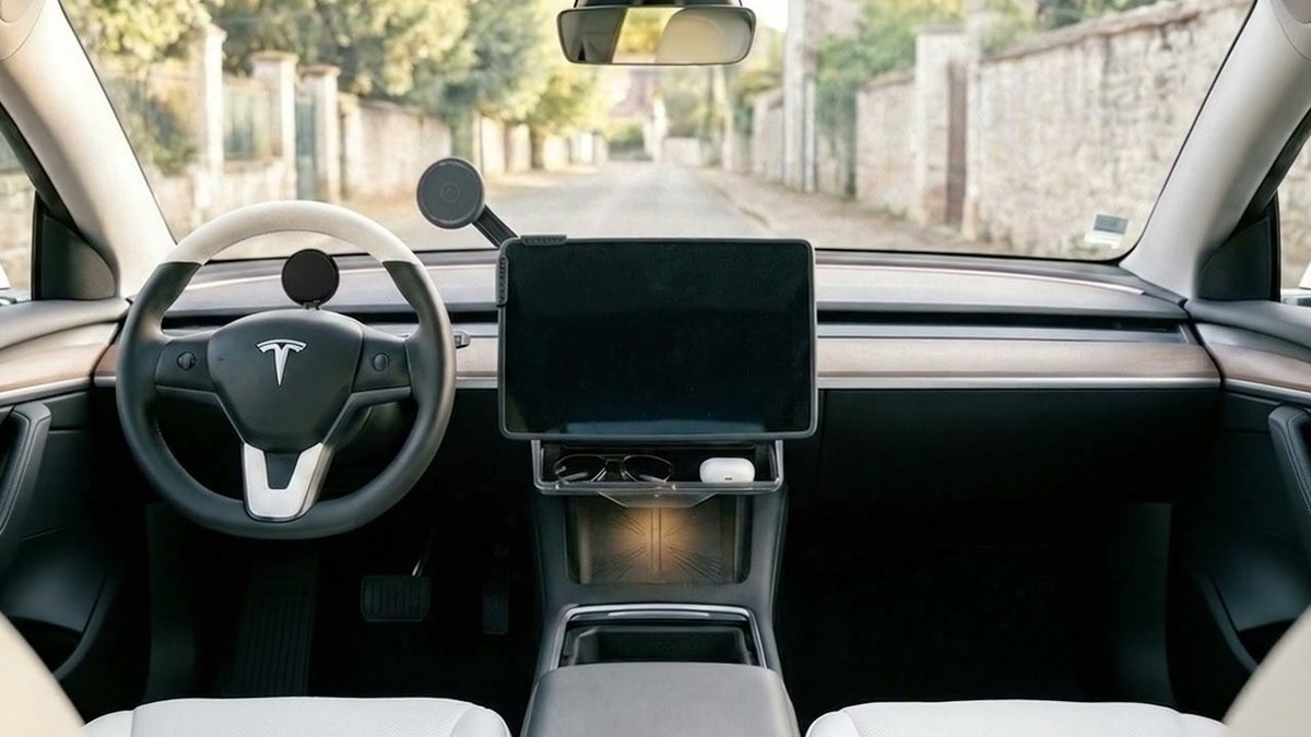 Tesla Model Y équipée d'accessoires Tesline, zone ecran fin