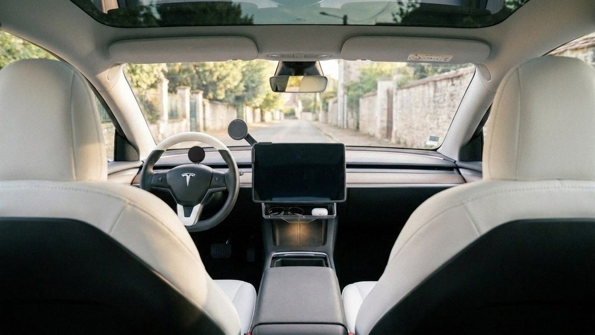 Habitacle de Tesla Model Y équipé d'accessoires Tesline, vu depuis la place arrière