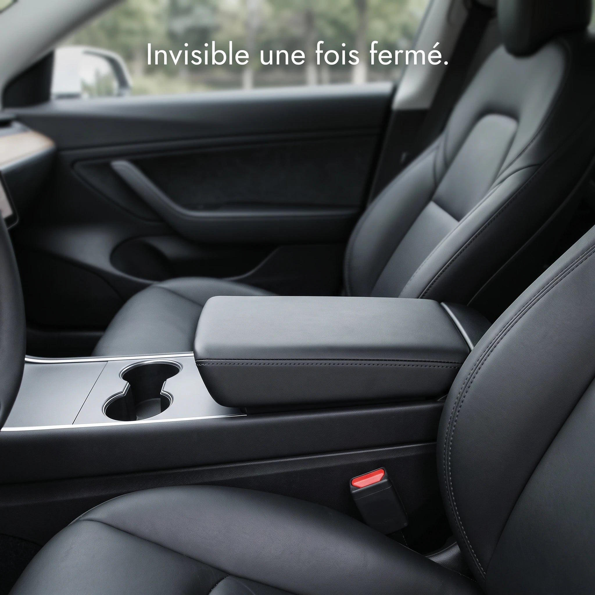Cache de rangement invisible fermé, aspect d'origine dans l'habitacle Tesla