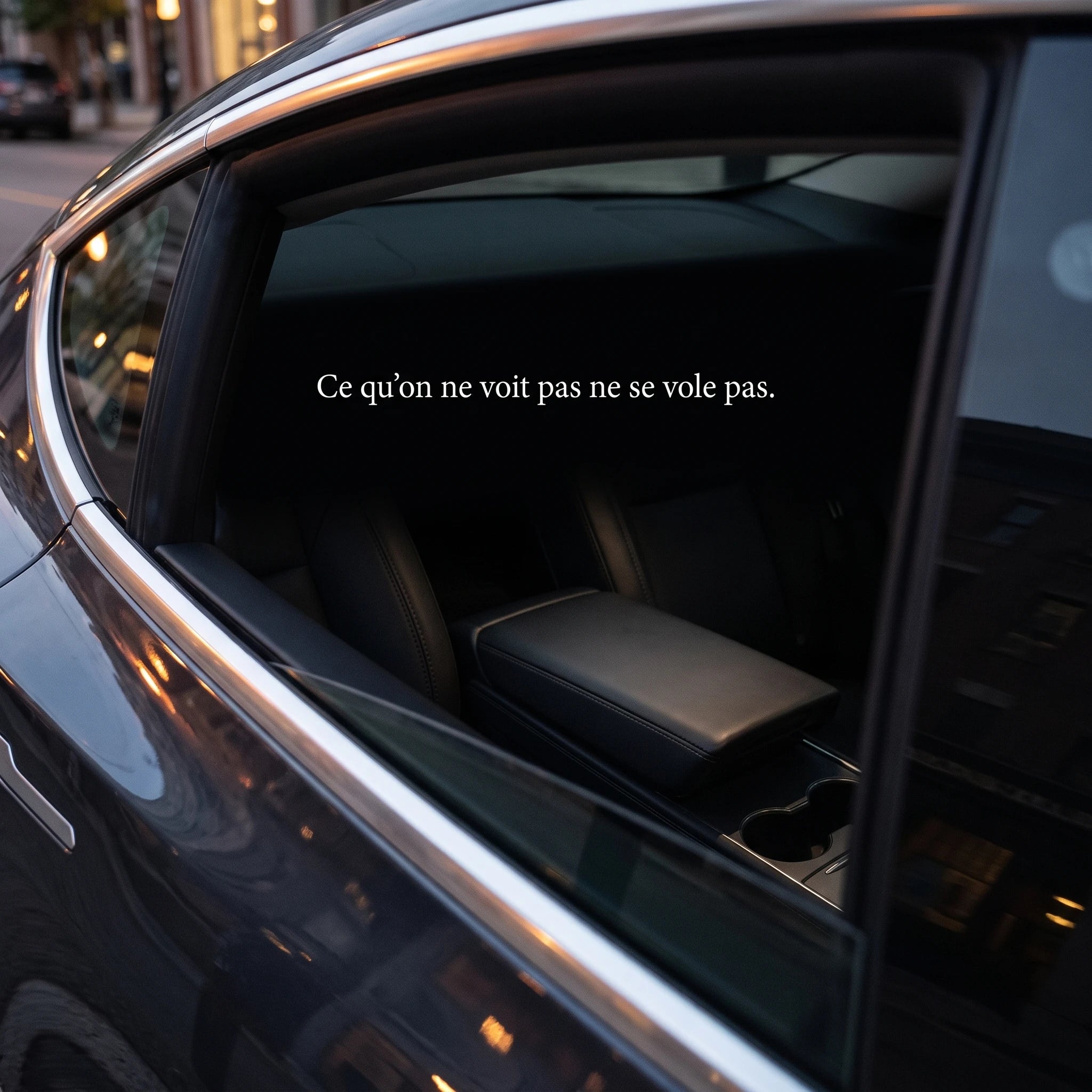 Habitacle Tesla vu de l'extérieur, rangement caché invisible — discrétion antivol