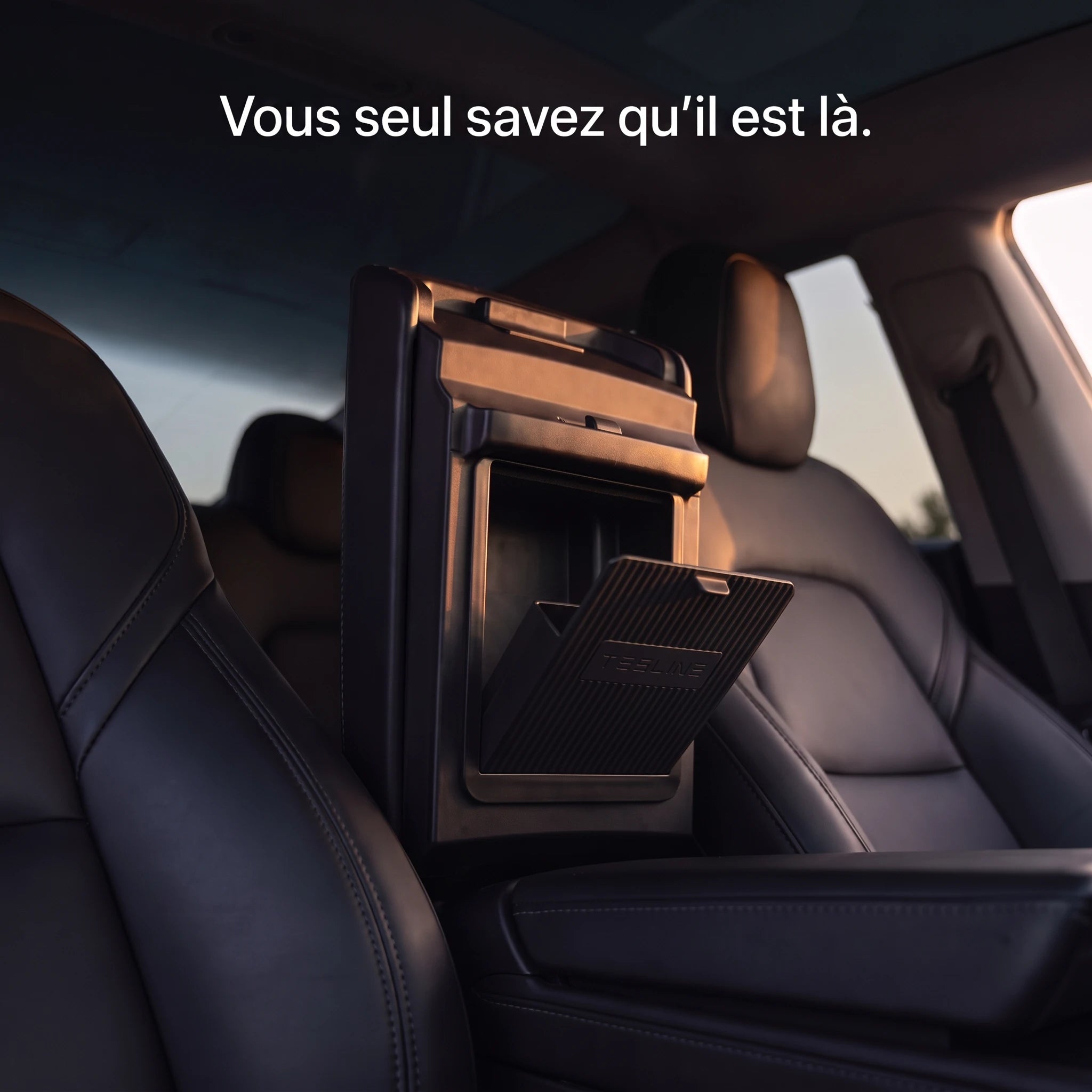 Rangement secret sous accoudoir Tesla — discrétion totale