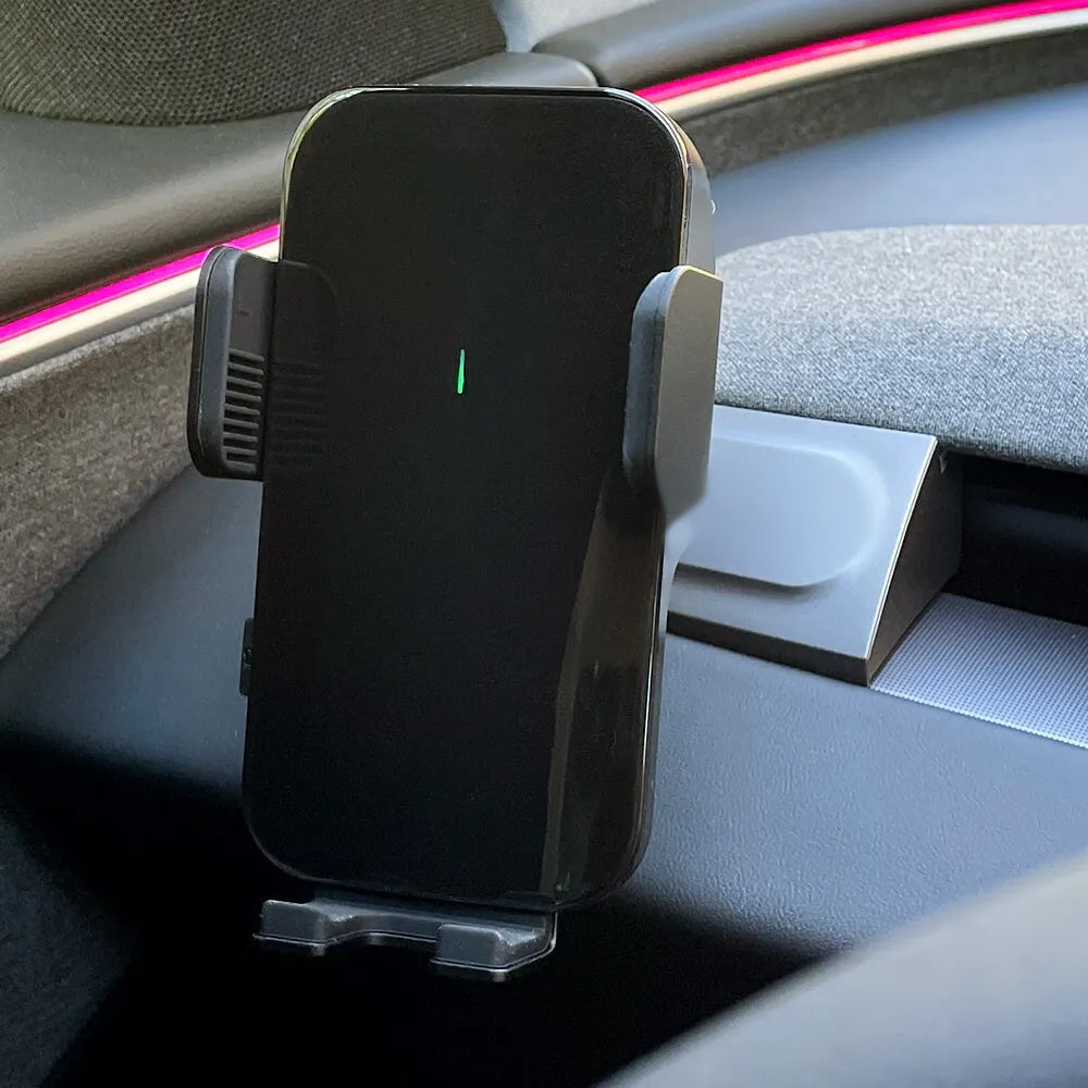 Pince à serrage automatique noire du support Tesline VentArm refermée sur un téléphone