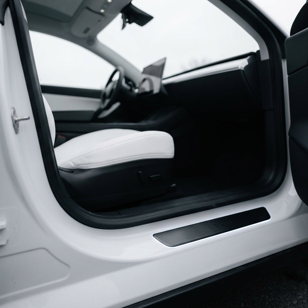 Seuil de porte noir sur une Tesla Model Y blanche, porte conducteur ouverte