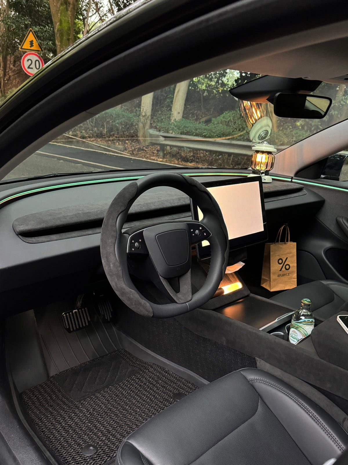 Caches boutons de vitres alcantara pour Tesla Model 3 et Y (2024+) — photo 7