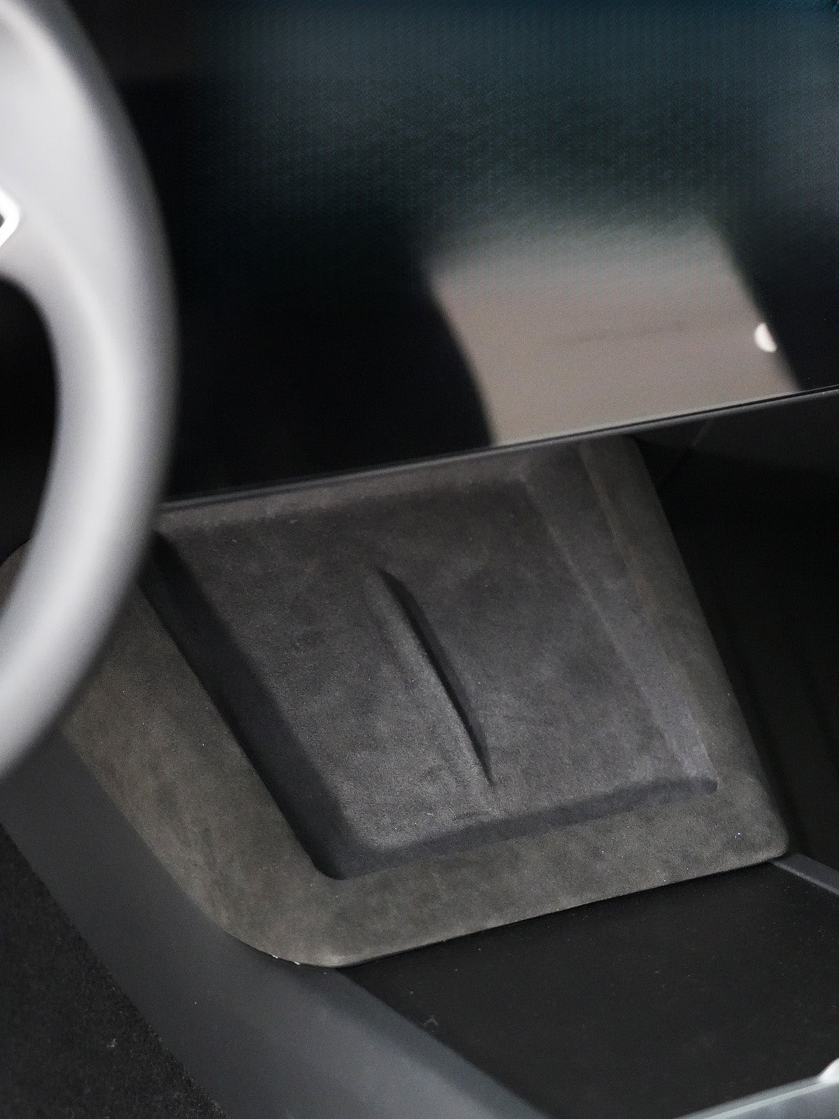 Cadre de charge à induction alcantara pour Tesla Model 3 et Y (2024+) — photo 4