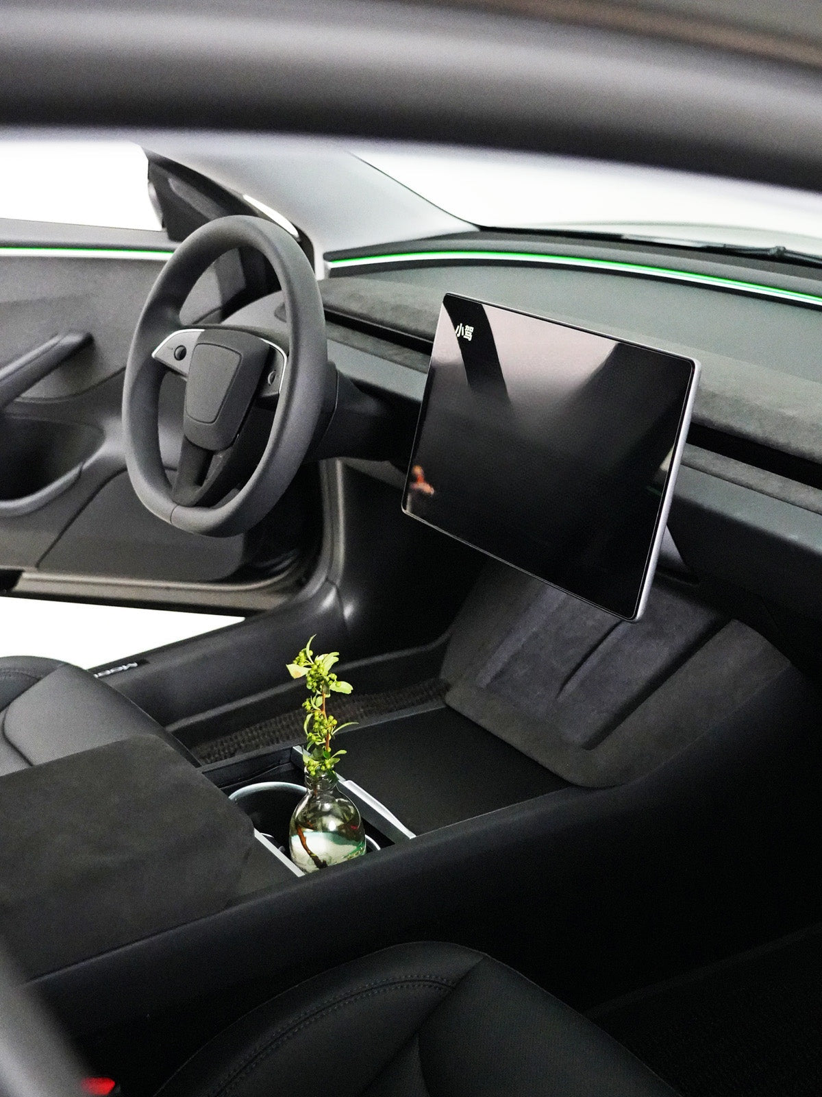 Cadre de charge à induction alcantara pour Tesla Model 3 et Y (2024+) — photo 7