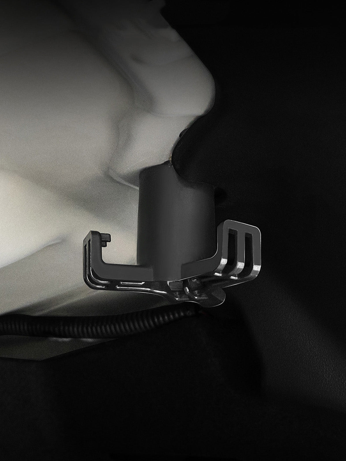 Crochet de coffre pour Tesla Model 3 (2021-2026) — photo 2