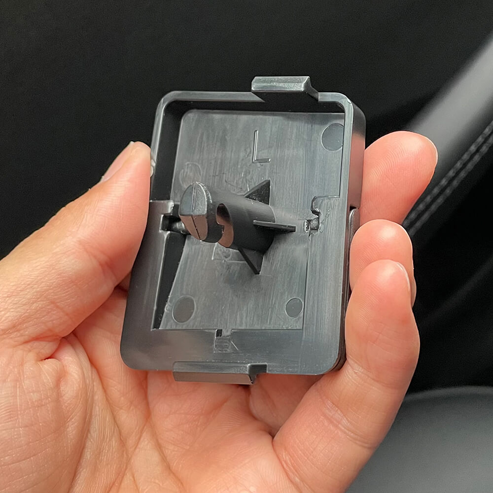 Boutons d'ouverture d'urgence arrière Tesla — visuel 4