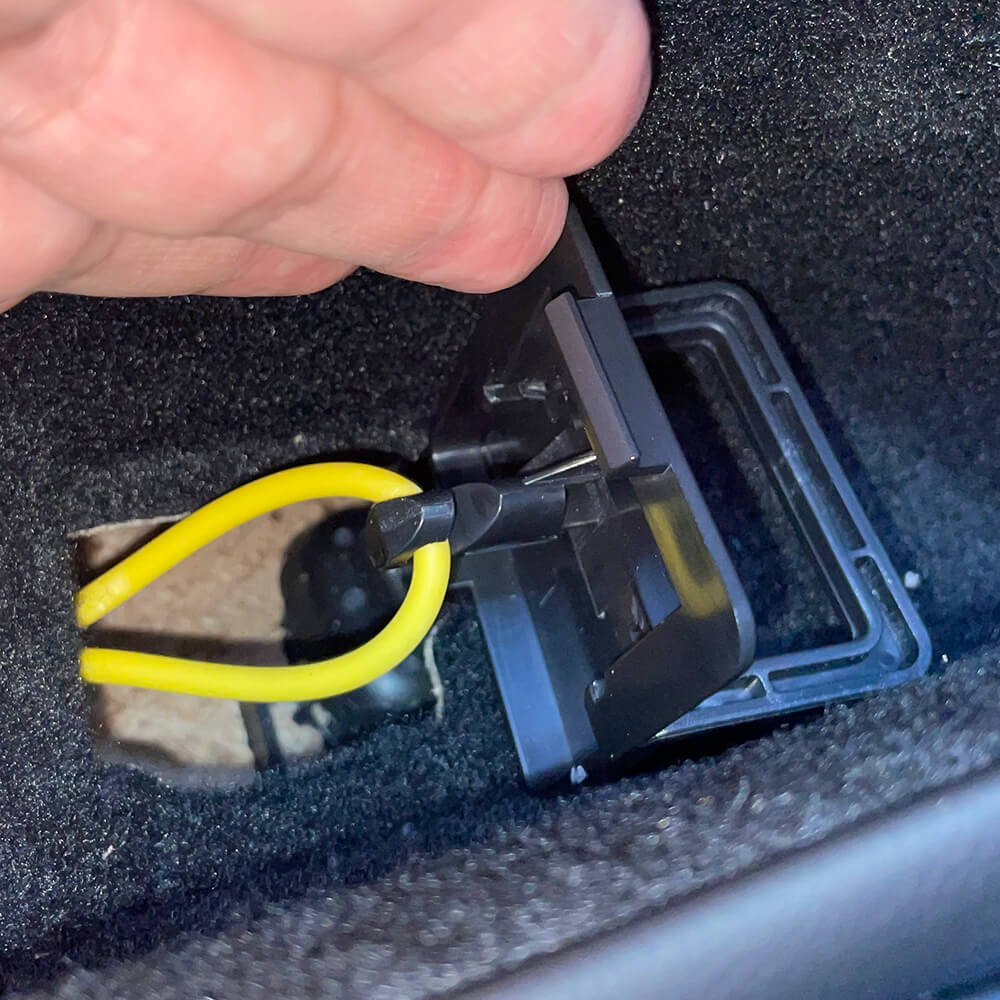 Boutons d'ouverture d'urgence arrière Tesla — visuel 5
