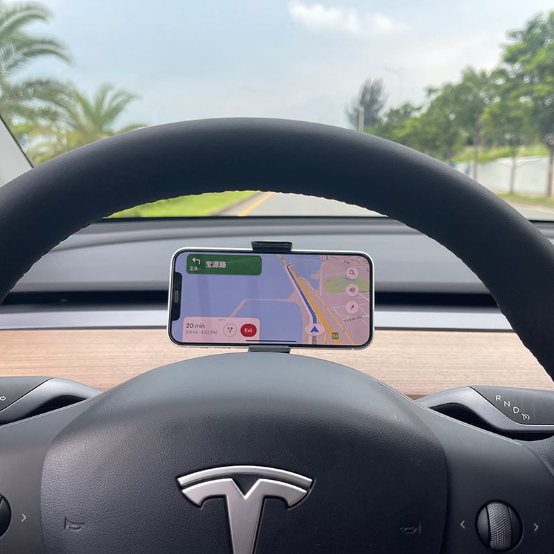 Chargeur sans fil derrière le volant Tesla — visuel 3
