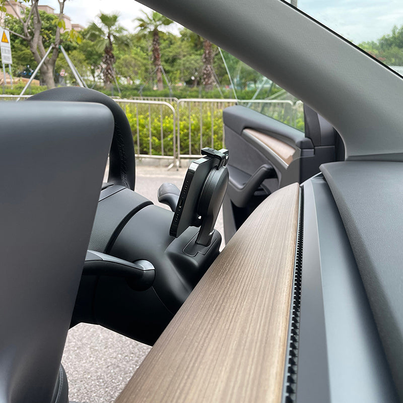 Chargeur sans fil derrière le volant Tesla — visuel 5
