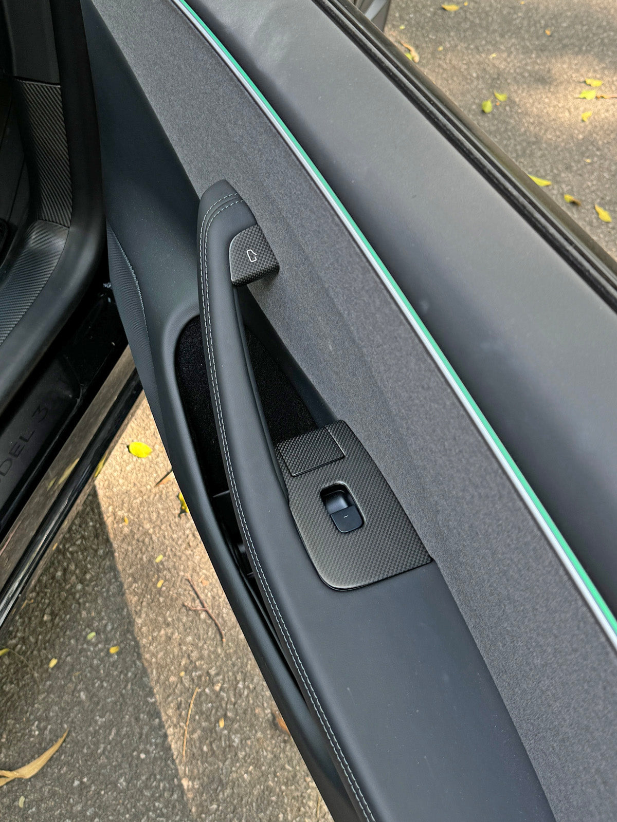 Caches boutons vitres et portes carbone pour Tesla Model 3 et Y (2024+) — photo 2