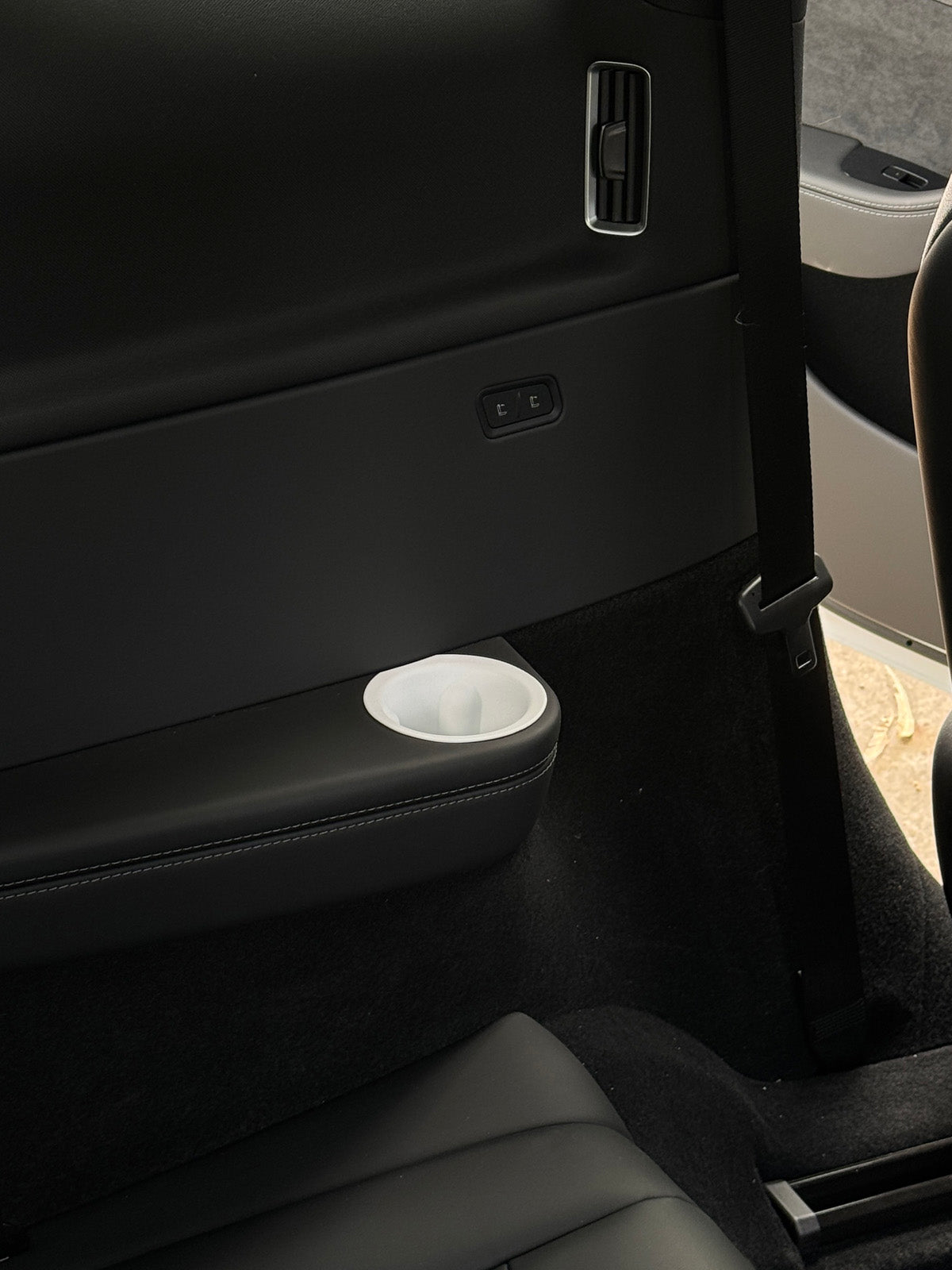 Porte-gobelets souples de banquette pour Tesla Model Y L (2025-2026) — photo 3