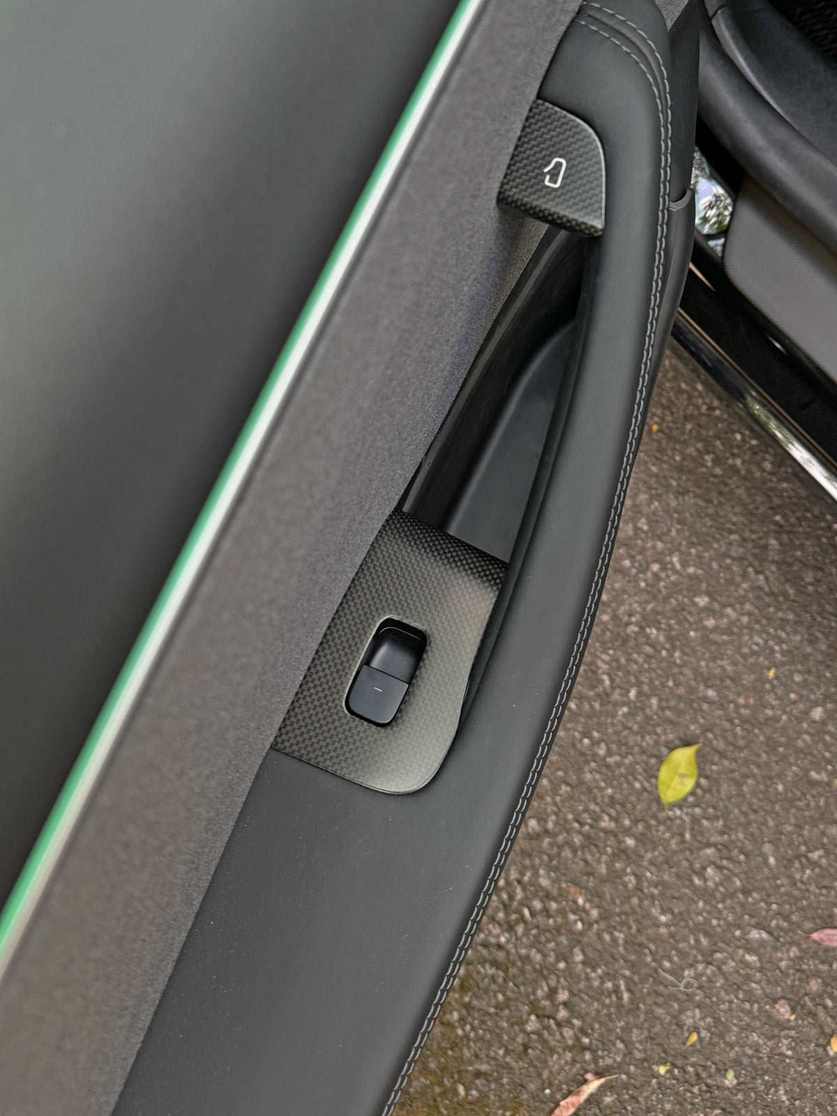 Caches boutons vitres et portes carbone pour Tesla Model 3 et Y (2024+) — photo 4