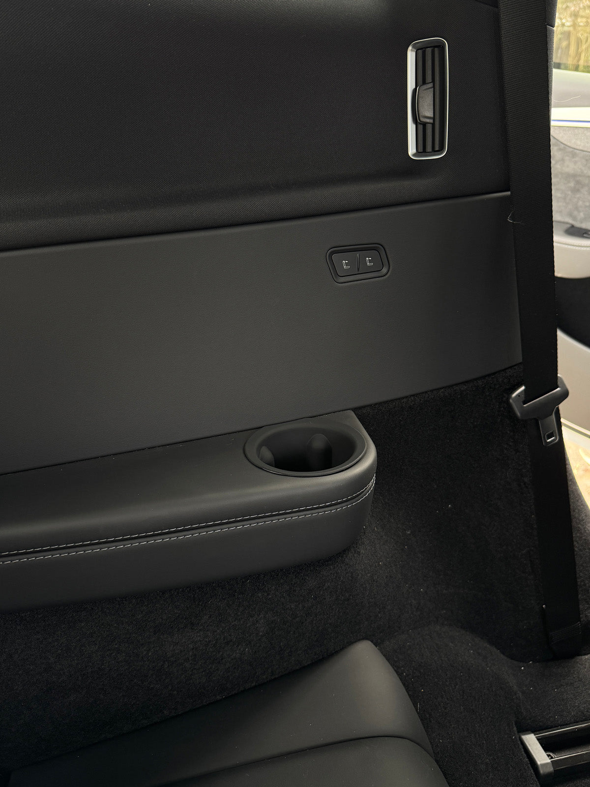 Porte-gobelets souples de banquette pour Tesla Model Y L (2025-2026) — photo 6