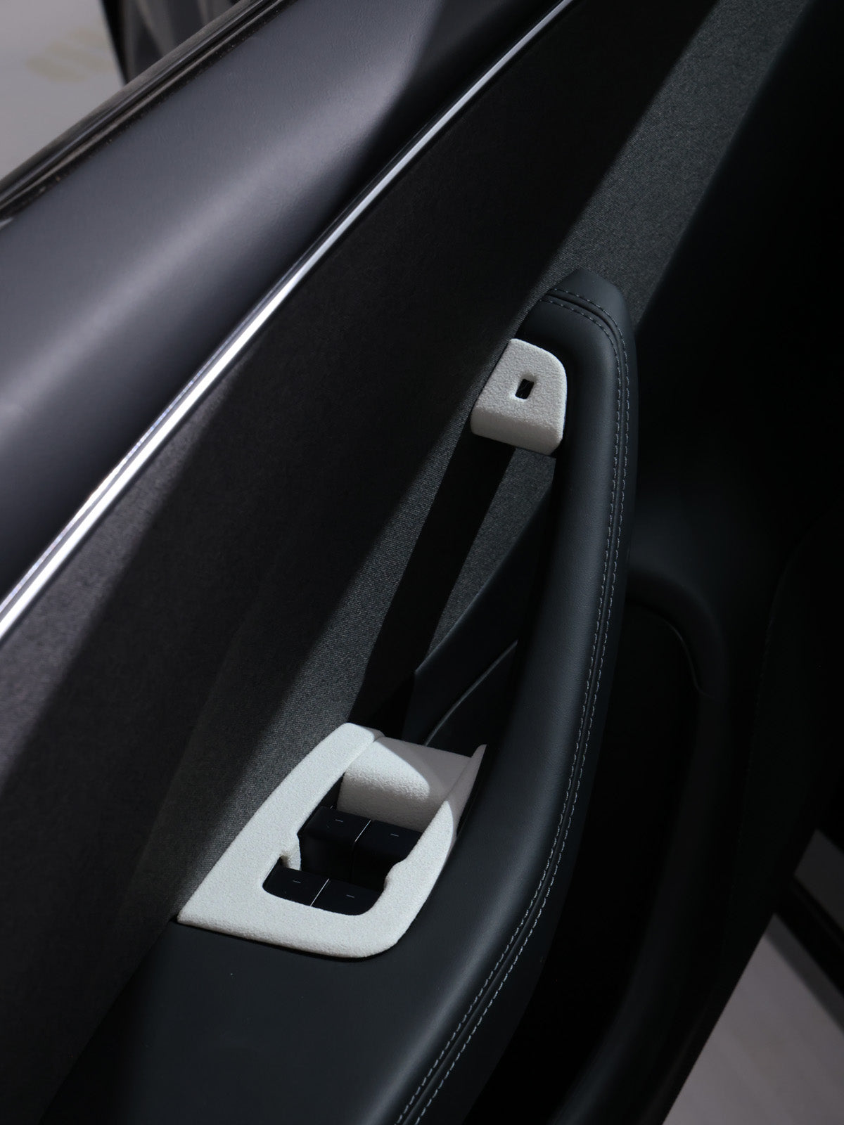Caches boutons de vitres suède pour Tesla Model 3 et Y (2024+) — photo 4