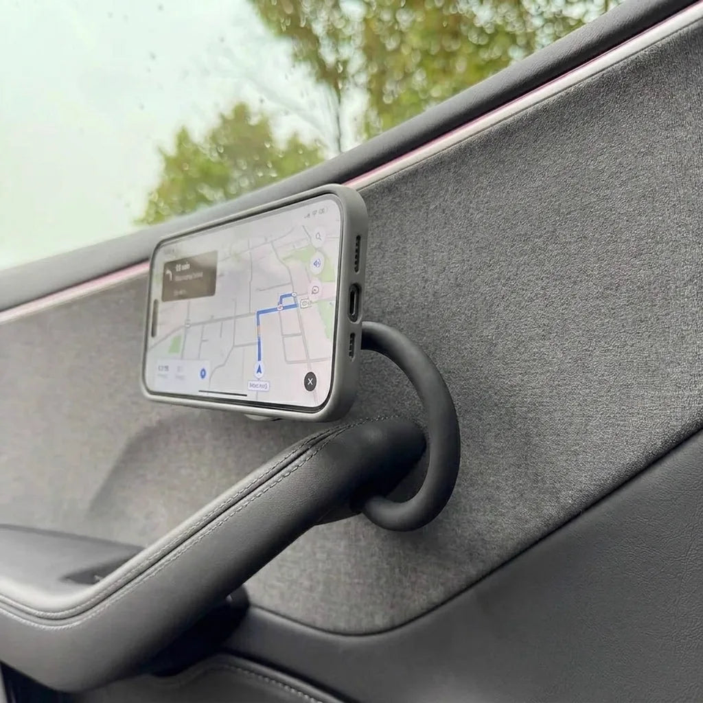 Support téléphone Tesla replié en position basse près de l'accoudoir