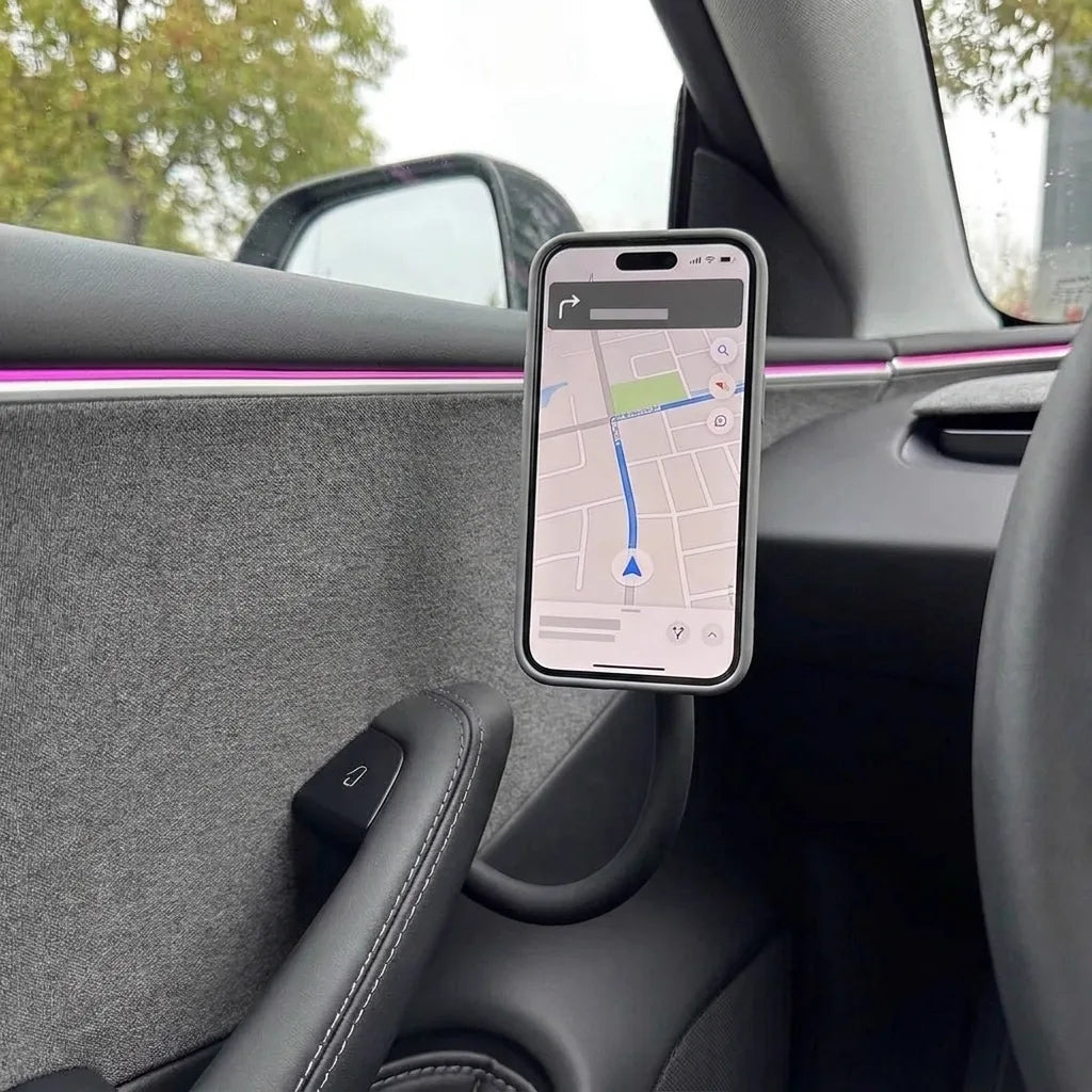 Support téléphone Tesla réglé en position haute vers le montant de porte