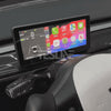 Écran de tableau de bord Tesla affichant CarPlay, la musique et la navigation