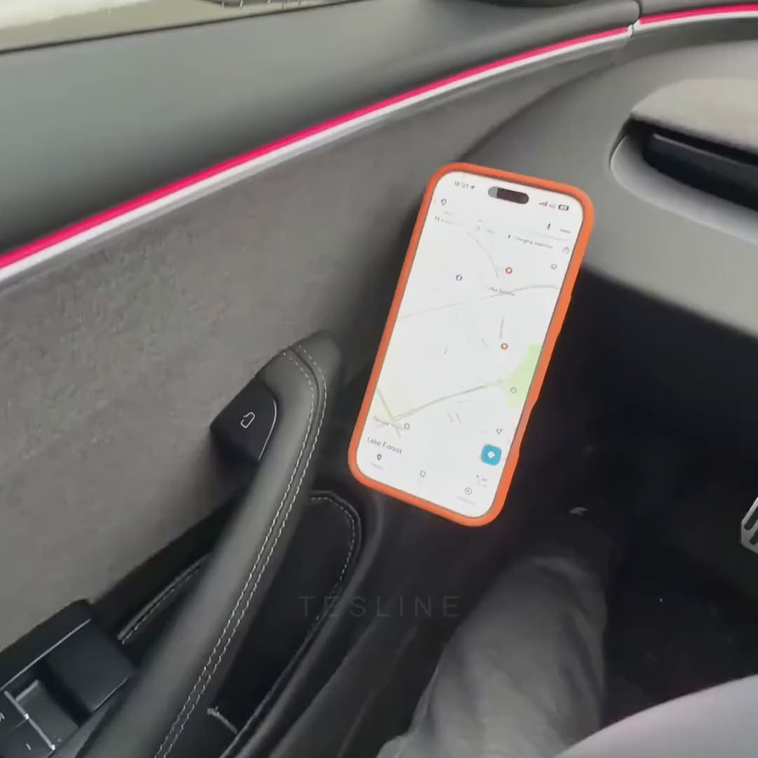 Téléphone maintenu sur le support col-de-cygne pendant la conduite d'une Tesla