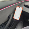 Téléphone maintenu sur le support col-de-cygne pendant la conduite d'une Tesla