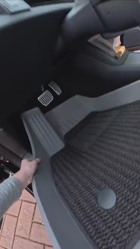 Tapis toutes saisons posés à l'avant et à l'arrière, bords relevés.