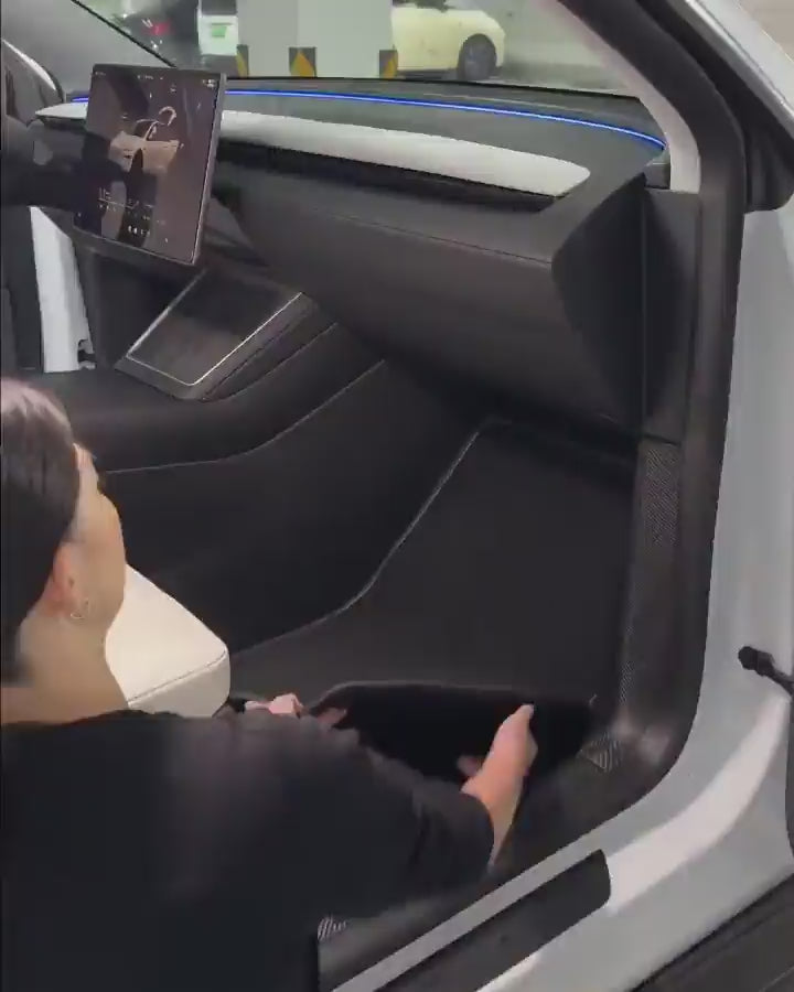 Pose des tapis de sol, de coffre et de dossiers Tesline dans une Tesla Model Y
