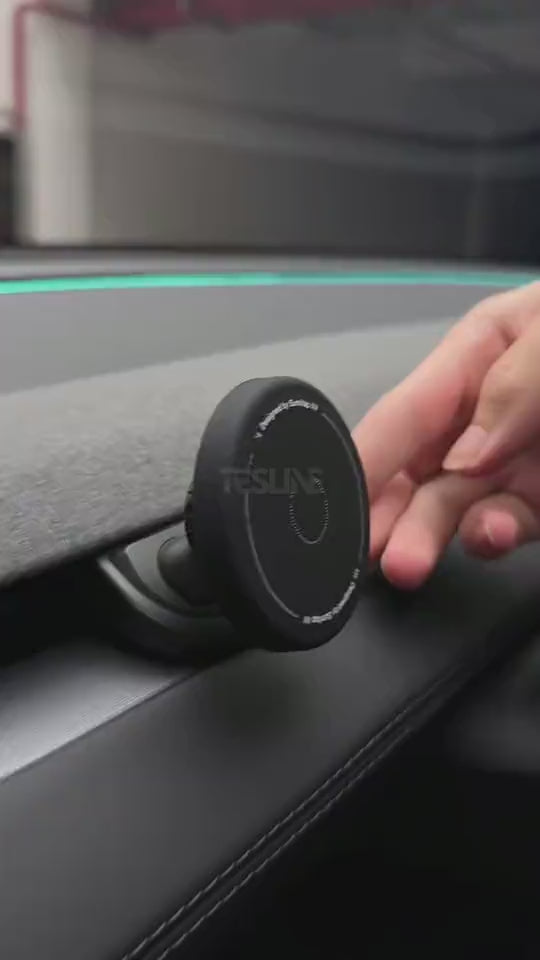 Fixé sur la grille d'aération, le téléphone tient par aimant.