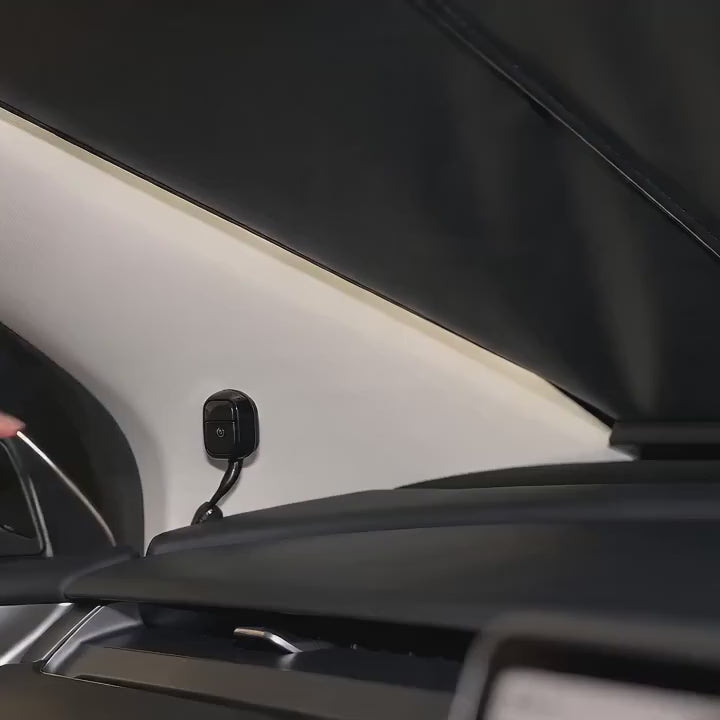 Une main presse le bouton central du boîtier de commande rond