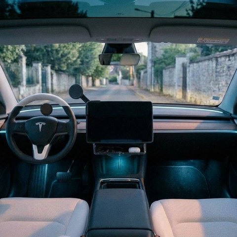 Éclairage d'ambiance dans une Tesla Model Y