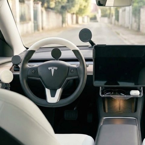 Supports de téléphone et rangement sous écran dans une Tesla Model Y